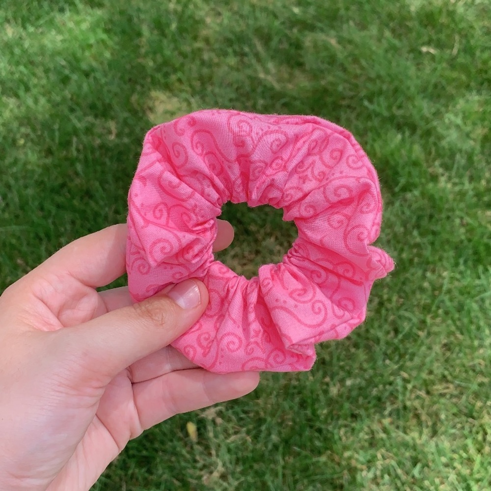 Bubblegum Swirl Scrunchie 🌸